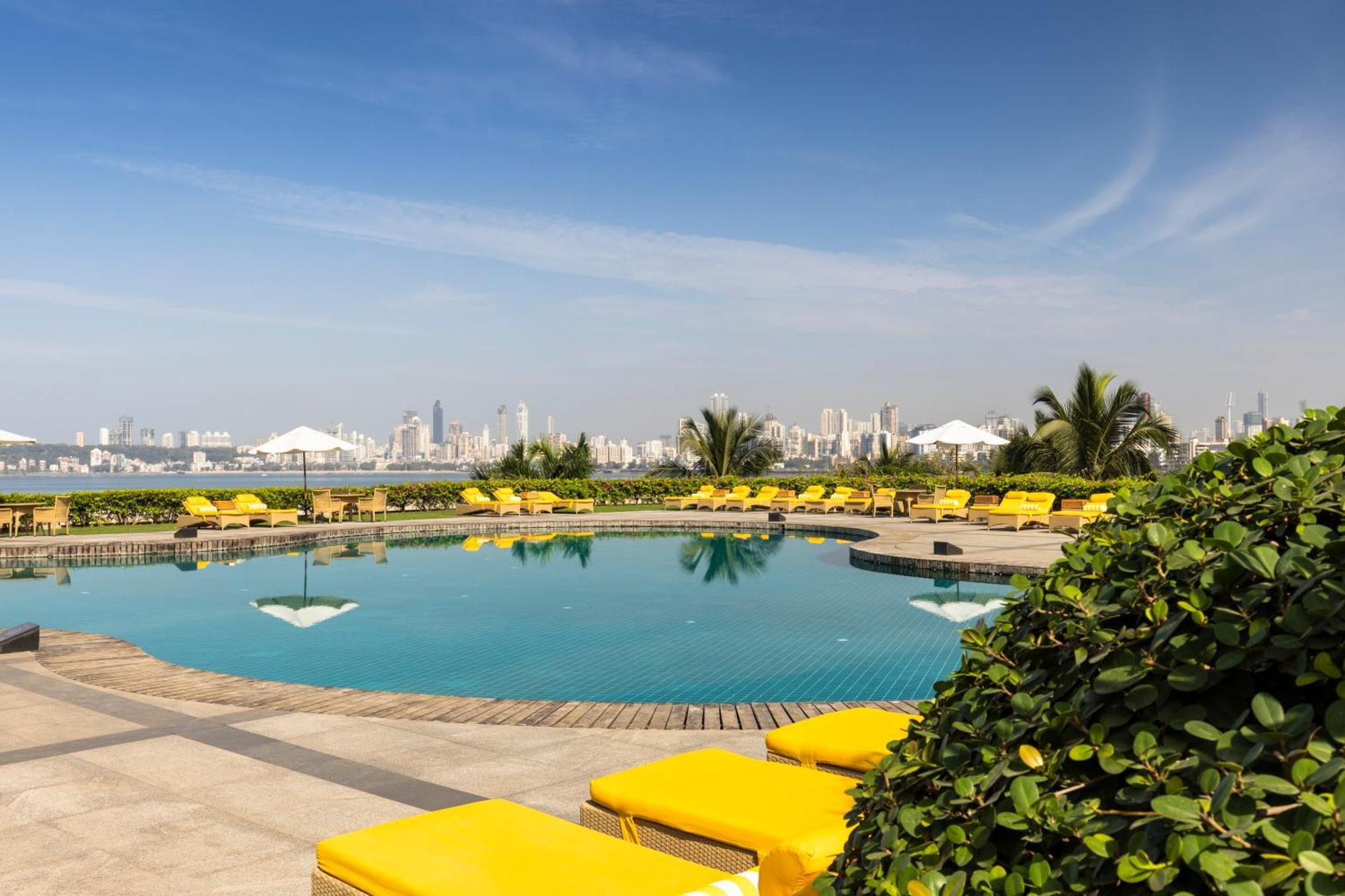 Hotel Trident Nariman Point Bombay Exterior foto The pool at the Taj Mahal Palace