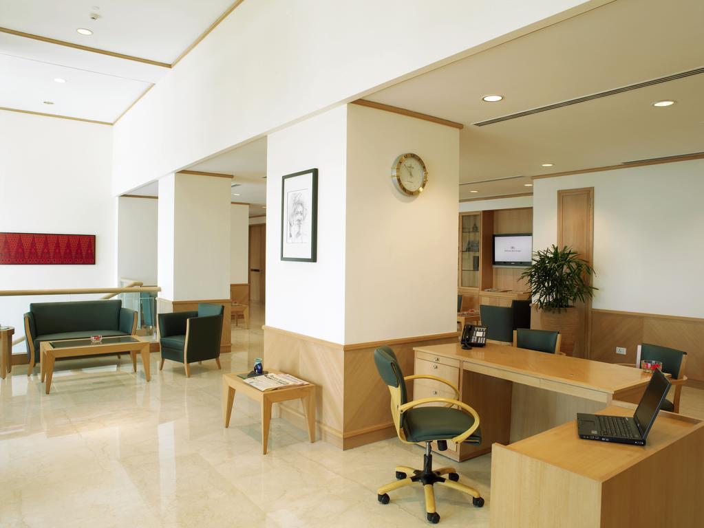Hotel Trident Nariman Point Bombay Exterior foto The reception area of a private hospital in India