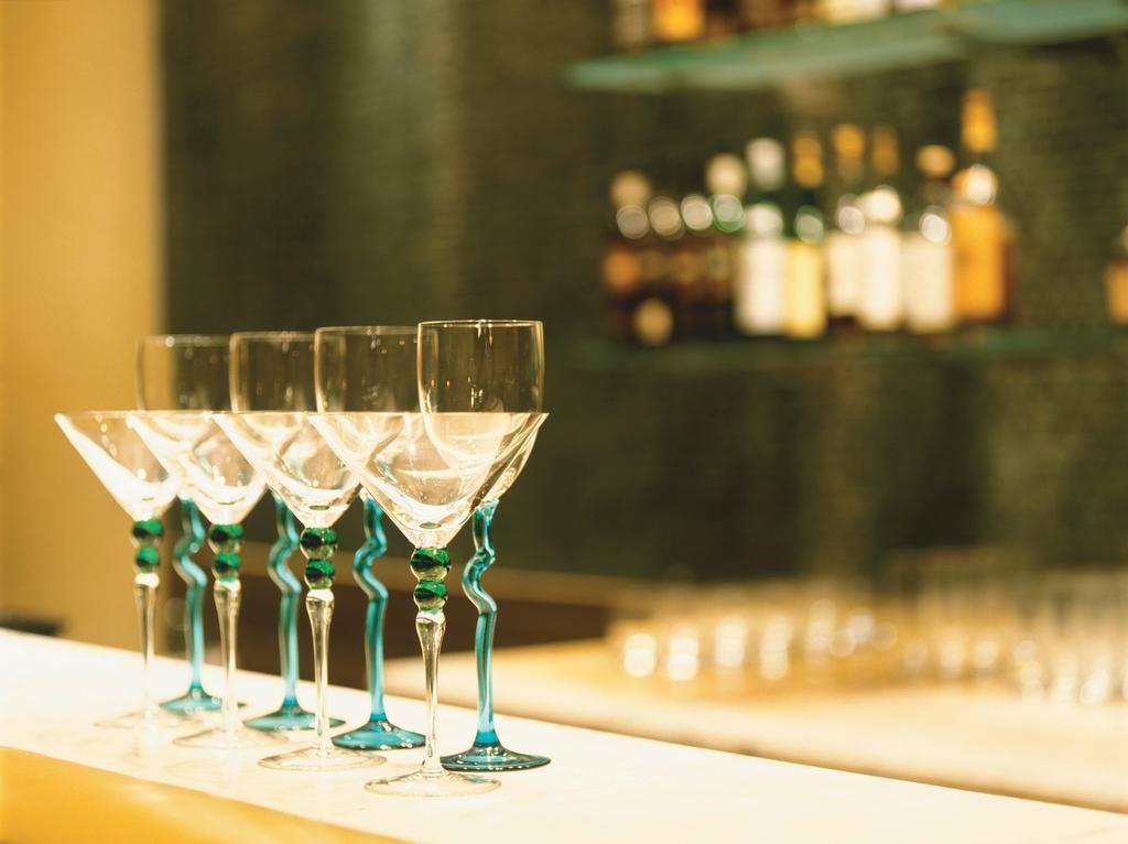 Hotel Trident Nariman Point Bombay Exterior foto The bar at the hotel
